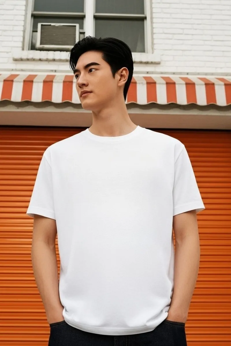 Người mẫu mặc áo thun trơn trắng