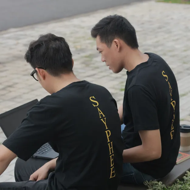 Giới Thiệu Về Thương Hiệu SAYPHEE – Nơi Áo Thun Biến Hóa Thành Nghệ Thuật Sống