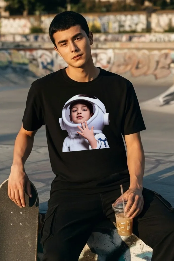 Người mẫu mặc áo thun Phi Hành Gia