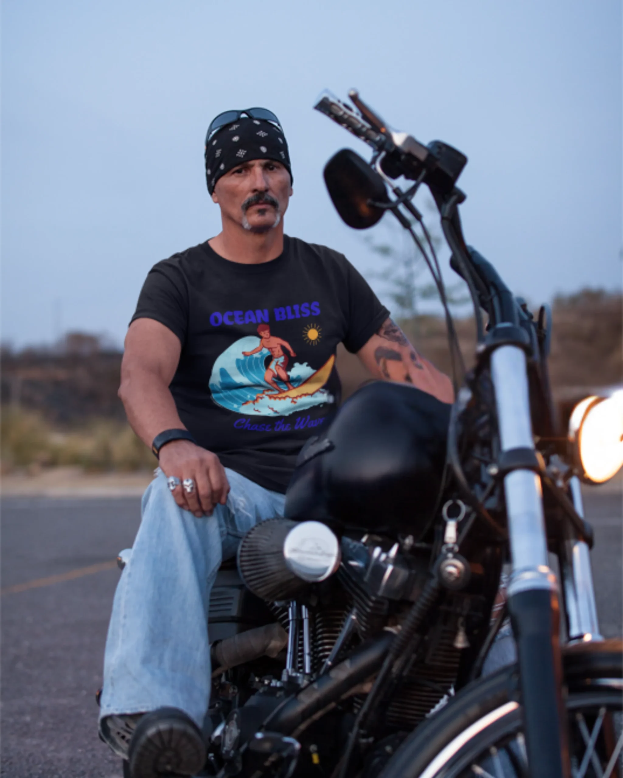 Người mẫu mặc áo thun Ocean Bliss