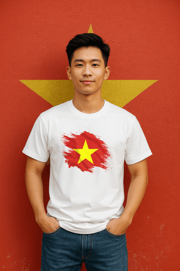 Người mẫu mặc áo thun Lá Cờ Việt Nam