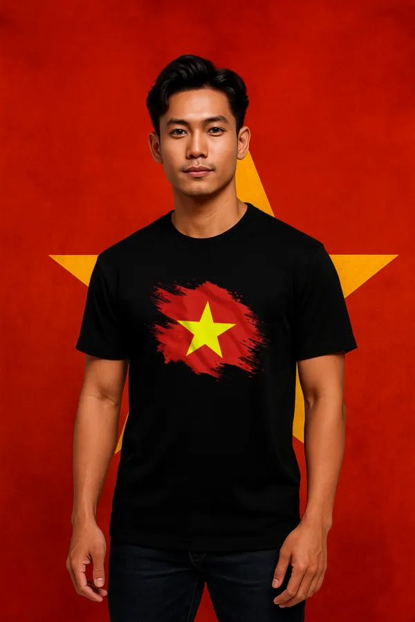 Người mẫu mặc áo thun Lá Cờ Việt Nam