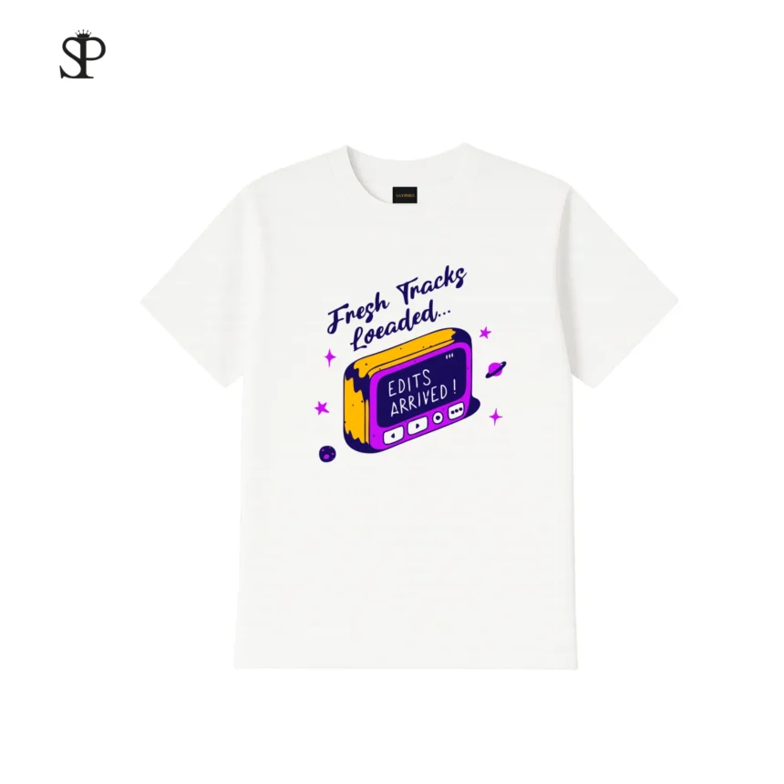 Người mẫu mặc áo thun Fresh Tracks