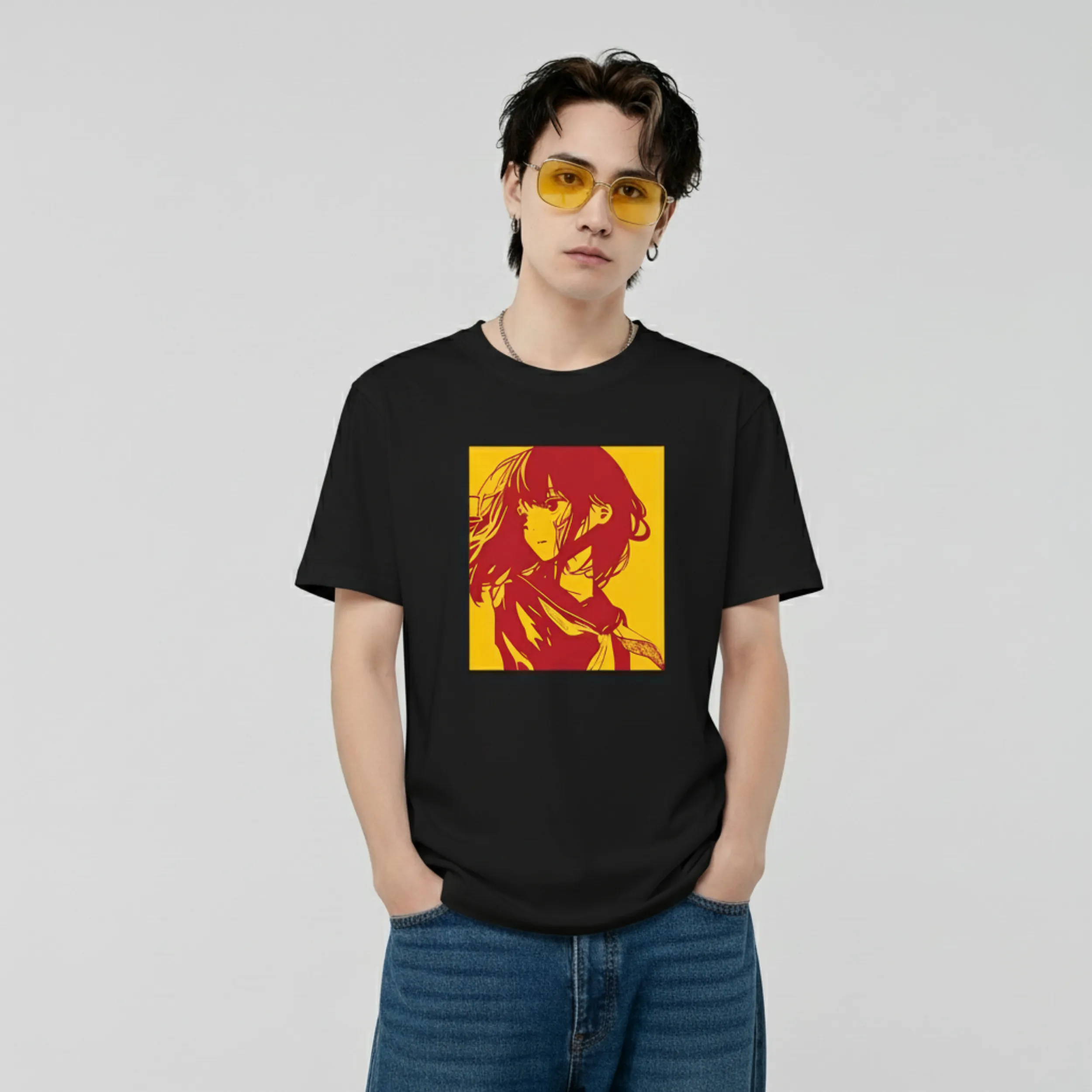 Người mẫu mặc áo thun Anime Art đen