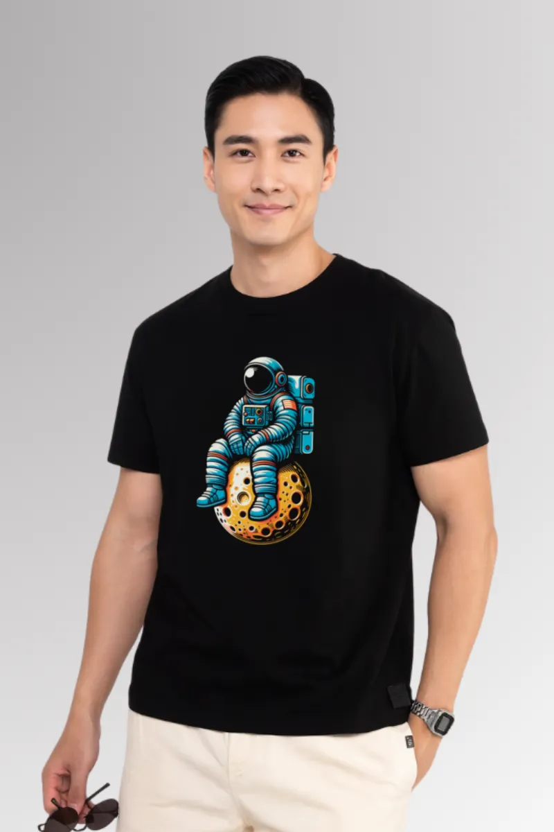 Người mẫu mặc áo thun Cosmic Dreamer