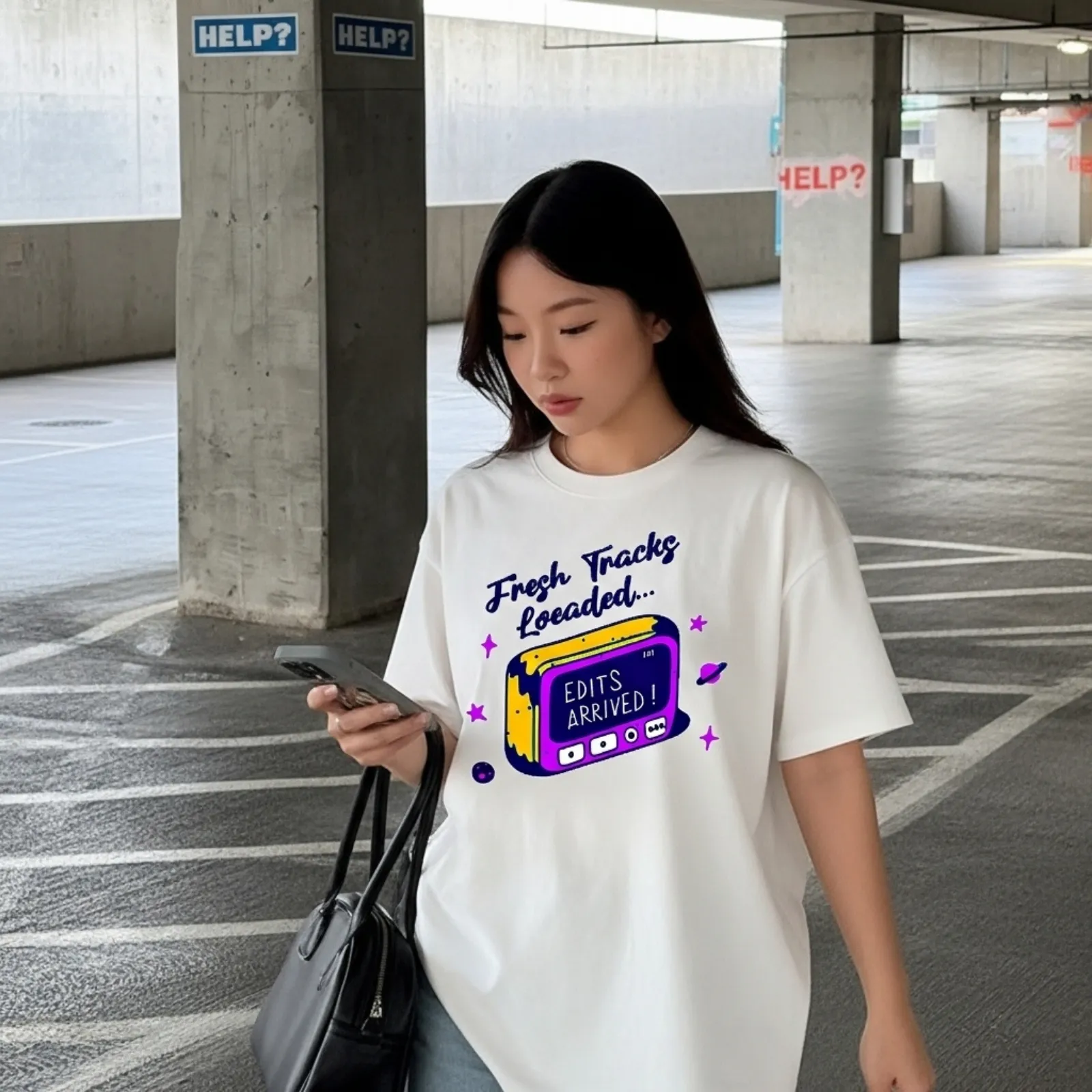 Người mẫu mặc áo thun Fresh Tracks