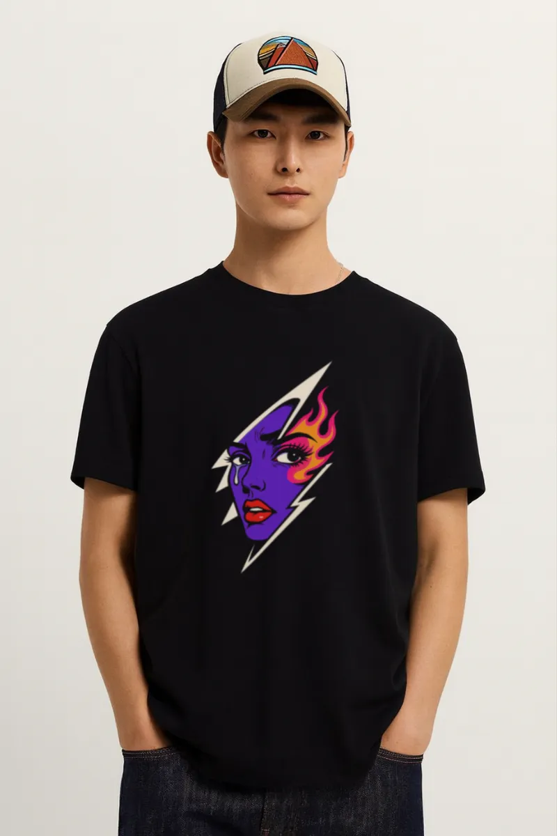 Người mẫu mặc áo thun Thunder Flame