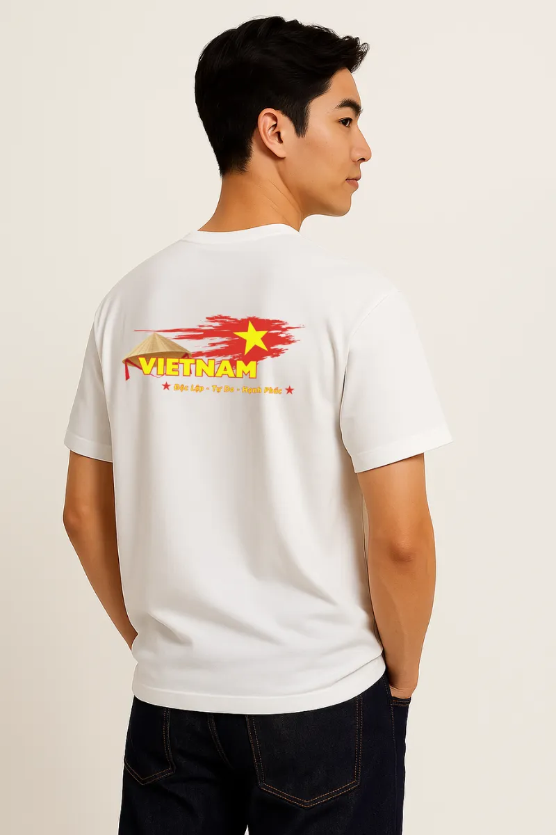 Người mẫu mặc áo thun We Are One - Việt Nam